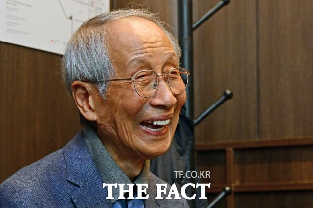 이후 윤 전 장관은 정치권의 다양한 인물들과 인연을 이어갔다. 2006년 지방선거에서는 오세훈 서울시장 선거를 지원했고, 2012년 대선에서는 문재인 캠프에 합류하며 진보 진영과도 협력했다. /남윤호 기자