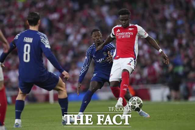 아스널의 오른쪽 윙포워드 부카요 사카가 돌파를 시도하고 있다./런던=AP.뉴시스