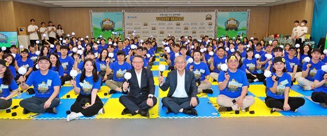 지난달 29일 우리은행 본점에서 열린 ‘우리 외환 챔피언십’에서 임종룡 우리금융그룹 회장(첫줄 왼쪽 다섯번째)와 정진완 우리은행장(첫줄 왼쪽 네번째)이 본선에 참가한 우리은행 직원들과 기념 사진을 촬영하고 있다. /우리은행