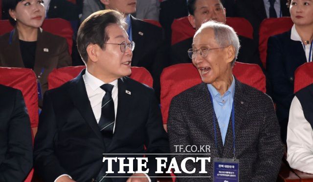 이재명(왼쪽) 더불어민주당 대선후보가 지난달 30일 오후 서울 여의도 국회 의원회관에서 열린 더불어민주당 제21대 대통령선거 '진짜 대한민국' 중앙선거대책위원회 출범식에서 윤여준 상임총괄선거대책위원장과 대화하고 있다. /뉴시스