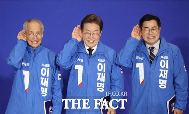 이재명 더불어민주당 대선 후보가 '진짜 대한민국'이라는 이름으로 출범시킨 선거대책위원회가 폭넓은 인적 구성으로 주목받고 있다. 지난달 30일 서울 여의도 국회 의원회관에서 열린 더불어민주당 제21대 대통령선거 '진짜 대한민국' 중앙선거대책위원회 출범식에서 이재명 대선 후보와 윤여준, 박찬대 총괄선대위원장이 선거복을 입고 경청노트를 든 채 경청하는 포즈를 취하고 있다. /뉴시스