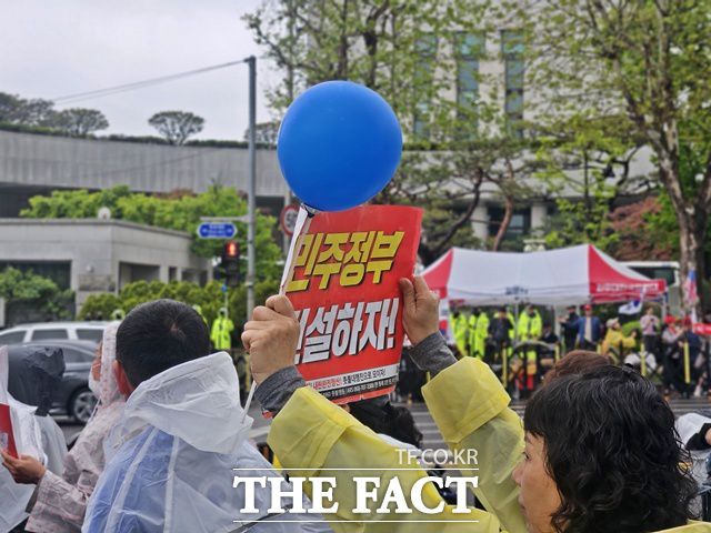 이재명 더불어민주당 대선 후보의 무죄를 주장하던 지지자들이 망연자실에 빠졌다. 이들은 선고 방송을 들으면서 조용히 결과를 기다렸지만 이 후보 사건의 파기환송이 결정되자 한숨을 내쉬었다. /이다빈 기자