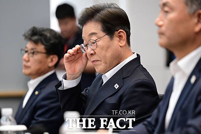 대법원이 유죄 취지로 이재명 더불어민주당 대선 후보의 공직선거법 사건을 파기환송한지 하루만에 서울고법이 소송기록을 돌려받았다. 이 후보가 지난달 28일 오후 경기도 이천시 SK하이닉스 이천캠퍼스에서 열린 'K-반도체' AI메모리반도체 기업 간담회에 참석해 자료를 살펴보고 있다. /이천=남윤호 기자