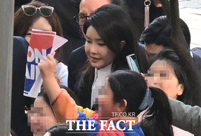 김건희 여사가 11일 오후 서울 용산구 한남동 관저를 떠나 사저인 서초동 아크로비스타에 도착해 주민들의 환영을 받고 있다. /임영무 기자