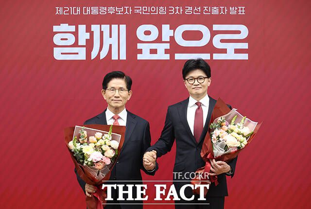 정치권에서는 이번 대선에서 지도부가 외부 인사인 한 대행과의 단일화를 시도하려는 의도가 당권을 유지하기 위함이라는 분석이 나온다. 사진은 국민의힘 대선 3차 경선 진출을 확정한 김문수(왼쪽)·한동훈 후보. /국회사진취재단