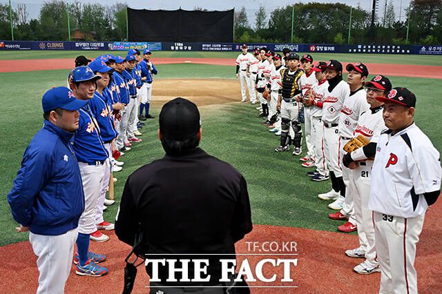 더킴로펌배 제19회 한스타 연예인 야구 리그 천하무적과 인터미션의 경기가 지난달 21일 오후 경기 고양시 장항야구장에서 열린 가운데 양팀 선수들이 인사를 하고 있다.