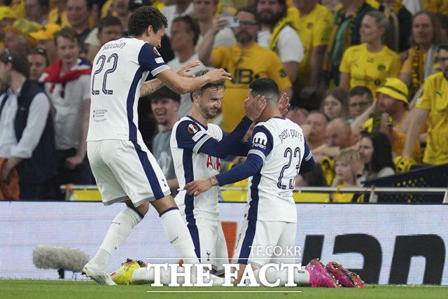 토트넘이 전반 2골을 앞서가는 데 결정적 역할을 한 브레넌 존슨과 제임스 매디슨(왼쪽부터), 페드로 포로가 매디슨의 추가골을 함께 기뻐하고 있다./런던=AP.뉴시스