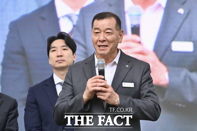 최원철 공주시장이 공주시 상왕동일원에서 열린 제17회 석장리구석기축제에서 축사를 하고 있다. /공주시