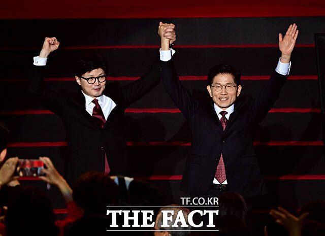 한동훈(왼쪽), 김문수 후보가 3일 오후 경기도 고양시 킨텍스 제1전시장에서 열린 국민의힘 제21대 대통령 선거 후보 선출을 위한 전당대회에 참석해 당원들에게 인사를 하고 있다. /고양=배정한 기자