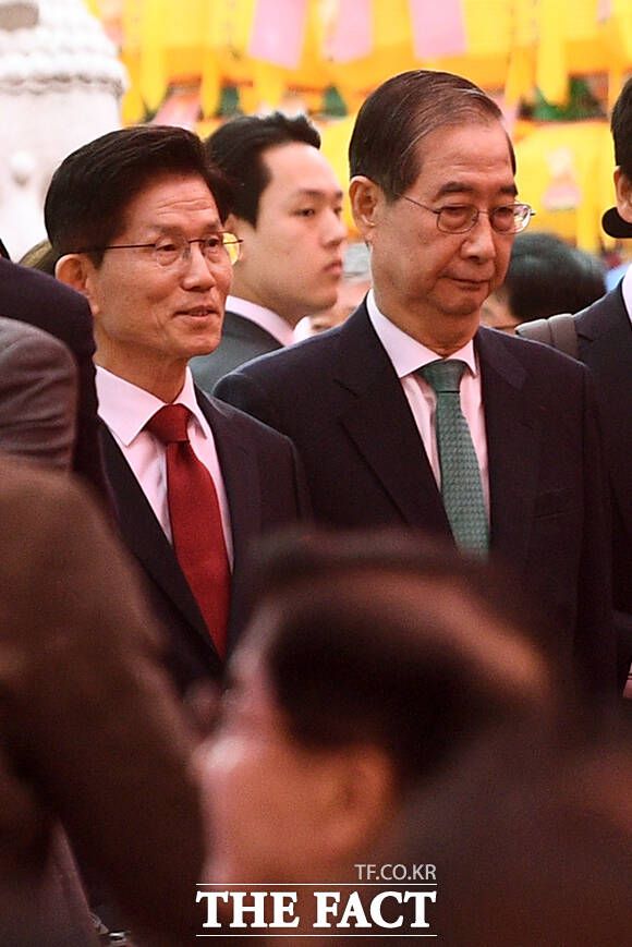 김문수 국민의힘 대선 후보(왼쪽)와 한덕수 무소속 대선 예비후보가 5일 오전 서울 종로구 조계사에서 열린 불기2569년 부처님오신날 봉축법요식에 참석하고 있다. 김 후보는 이날 언론 공지를 통해 입장문을 내고 단일화 관련 입장과 당무 관련 입장을 각각 밝혔다. /서예원 기자