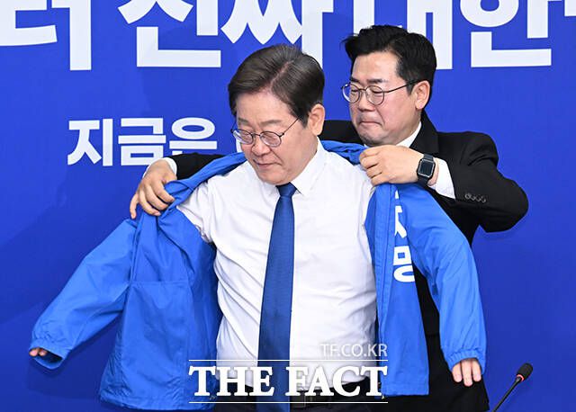 이재명 더불어민주당 대선 후보가 4월 28일 오전 서울 여의도 국회에서 열린 더불어민주당 최고위원회의에 참석해 박찬대 더불어민주당 당대표 직무대행 겸 원내대표로부터 점퍼를 전달받고 있다. /국회=박헌우 기자