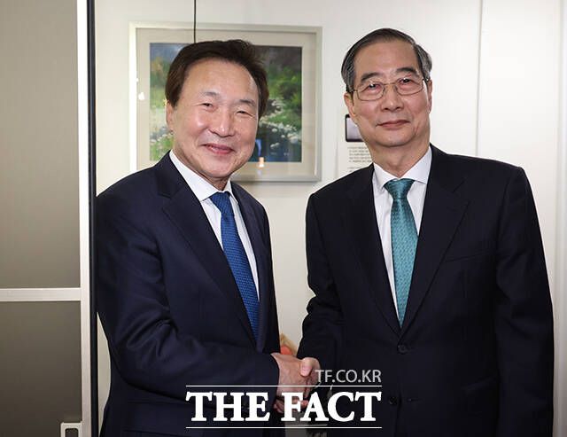 한덕수 무소속 대선 예비후보(오른쪽)는 5일 손학규 전 민주당 대표를 만나 '개헌 빅텐트' 연대에 속도를 높였다. /서예원 기자