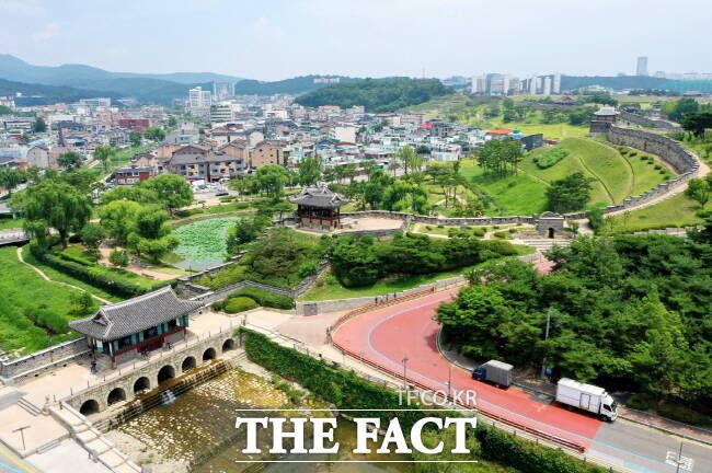 1919년 3월 1일 횃불시위대가 결집했던 방화수류정에서 화서문으로 이어지는 성곽./수원시