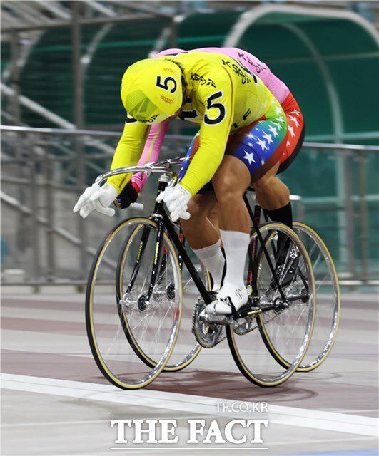 정종진(5번)이 가장 먼저 결승선을 통과하며 최단기 500승을 달성하고 있다./국민체육진흥공단