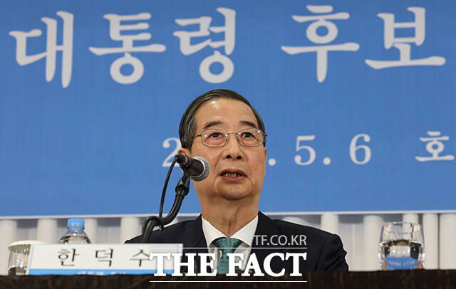 한덕수 무소속 대선 예비후보는 6일 윤석열 전 대통령과 파면 이후에는 통화한 적이 없다고 밝혔다. 한 후보는 또 '파면된 정부의 2인자가 대선에 출마하는 건 부적절하다'는 취지의 지적과 관련해선 "도덕적으로 수용한다"고 답했다. /국회사진취재단
