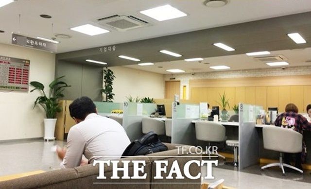 한국은행이 연내 두 차례 이상 추가적인 기준금리 인하를 단행할 것으로 전망되는 가운데 인하 기조에도 대출 차주들의 셈법이 복잡해지고 있는 모습이다. /더팩트 DB