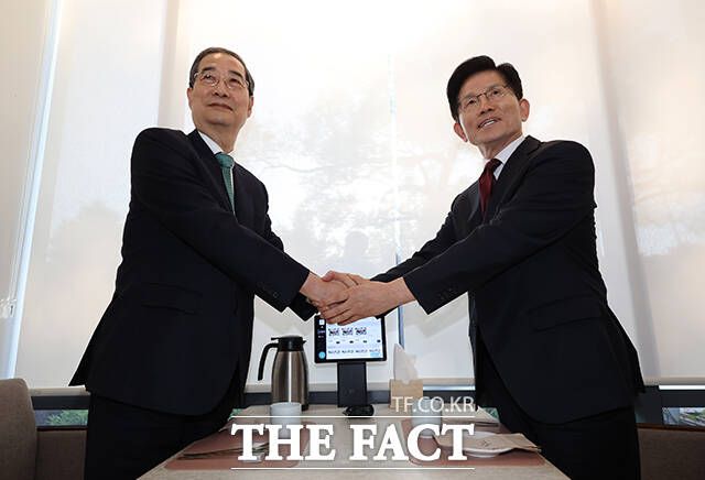 김문수 국민의힘 후보와 한덕수 무소속 예비후보가 7일 '단일화 회동'을 가졌지만 아무런 소득 없이 종료됐다. 김 후보는 단일화를 압박하는 당 지도부를 향해 비판했다. /박헌우 기자
