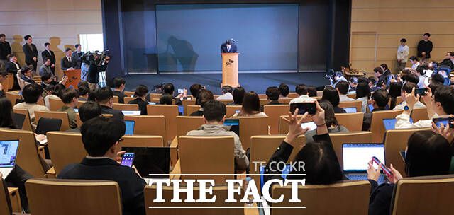 최태원 SK그룹 회장은 이날 SK텔레콤의 해킹 사고에 대해 "고객분들과 국민들께 불안과 불편을 초래했다"며 "SK그룹을 대표해 사과드린다"며 고개 숙였다.