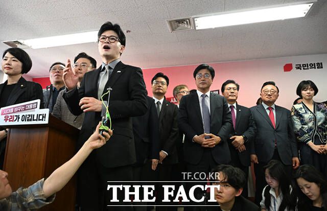 한동훈 전 국민의힘 대표가 7일 대통령 선거 캠프 해단식에서 "제가 당을 위해 할 수 있는 최선을 다하겠다"며 향후 행보를 밝혔다. 사진은 한 전 대표가 7일 오후 서울 여의도 대하빌딩에서 열린 선거 캠프 해단식에서 발언하고 있는 모습. /이새롬 기자