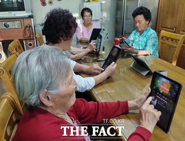 어르신들이 논산시가 운영하고 있는 행복대학에서 테블릿 PC 활용 수업을 듣고 있다. /논산시