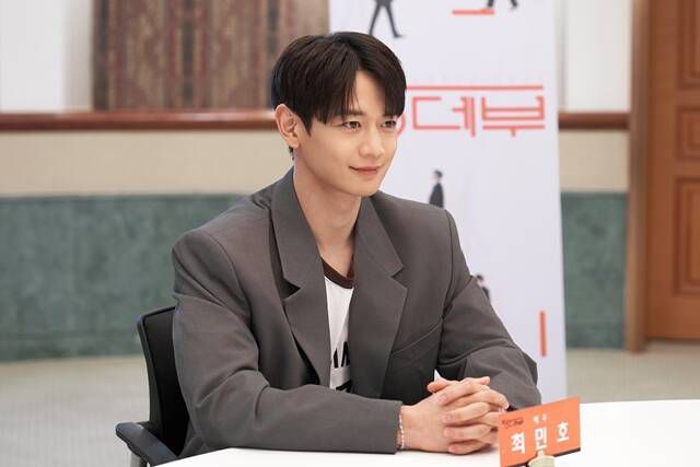 최민호는 "무궁무진하게 열려있는 연극의 세계를 경험하니까 앞으로 하고 싶은 게 많아졌다"고 의지를 내비쳤다. /SM엔터테인먼트