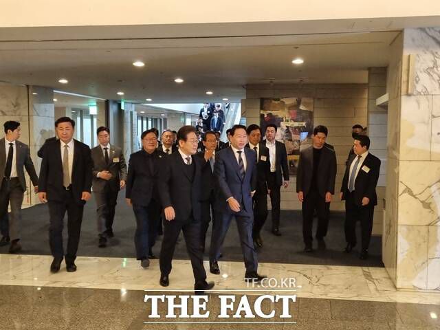 이재명 더불어민주당 대선 후보와 최태원 대한상의 회장 등 기업인들이 간담회 참석을 위해 이동하고 있다. /이성락 기자