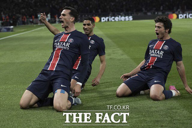 파리의 파르크 데 프랭스를 축제 분위기로 몰고간 파비안 루이스(맨 왼쪽)와 PSG 동료들의 선제골 세리머니./파리=AP.뉴시스