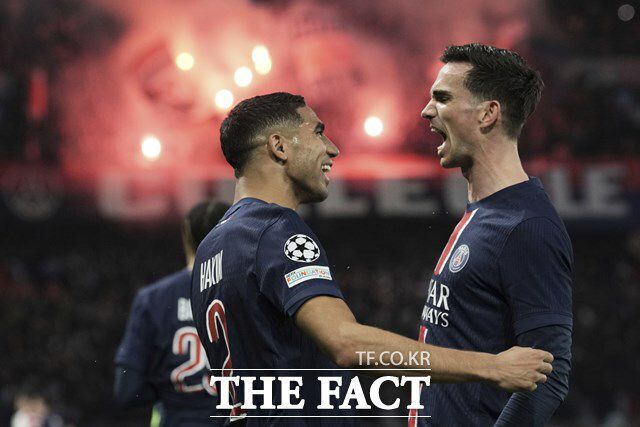 PSG의 파비안 루이스(오른쪽)가 8일 아스널과 2024~2025 UCL 4강 2차전 전반 28분 선제골을 넣은 뒤 아슈라프 하키미와 함께 기뻐하고 있다./파리=AP.뉴시스