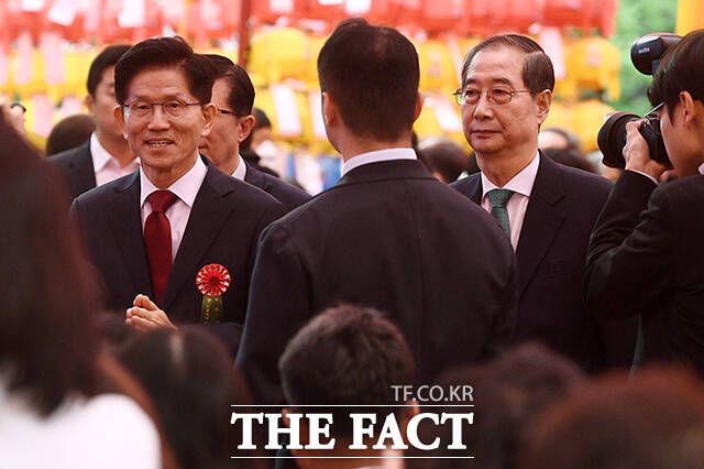 김문수 국민의힘 대선 후보(왼쪽)와 한덕수 무소속 대선 예비후보가 지난 5일 오전 서울 종로구 조계사에서 열린 불기2569년 부처님오신날 봉축법요식에 참석하고 있다. /서예원 기자