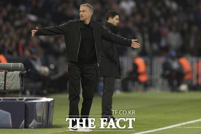 결승 진출을 놓고 치열한 머리싸움을 펼친 PSG의 루이스 엔리케 감독(왼쪽)과 미켈 아르테타 감독./파리=AP.뉴시스