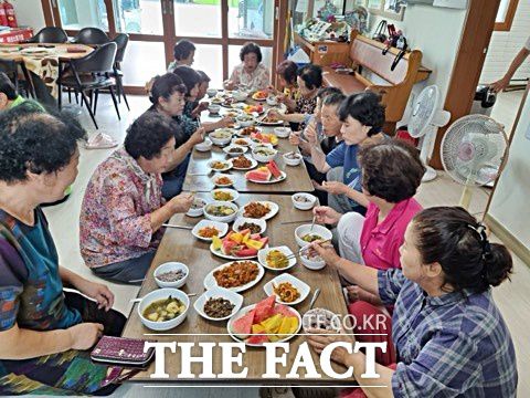 논산시가 287개 어르신회관에서 매일 444명의 식사를 제공하고 있다. /논산시