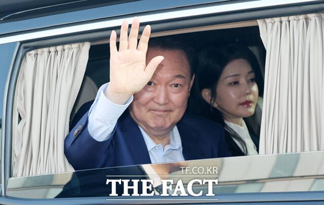 윤석열 전 대통령과 김건희 여사가 헌법재판소 파면 결정 후 일주일 만인 지난달 11일 오후 서울 용산구 한남동 대통령 관저를 떠나고 있다. 2025.04.11