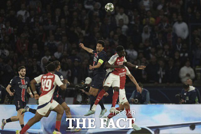1차전에서 1-0 승리를 안고 홈 2차전을 펼치고 있는 PSG와 아스널의 결렬한 볼 다툼 장면. 아스널은 2차전 전반부터 공세를 펼쳤으나 PSG 골키퍼 잔루이지 돈나룸마의 선방에 막혀 끌려갔다./파리=AP.뉴시스