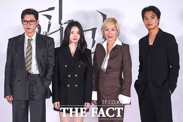 배우 김성철 신시아 이혜영 연우진(왼쪽부터)이 출연한 영화 '파과'는 바퀴벌레 같은 인간들을 처리하는 '신성방역'에서 40년간 활동 중인 레전드 킬러 조각과 그를 쫓는 미스터리한 킬러 투우의 숨 막히는 핏빛 대결을 그린다. /장윤석 기자