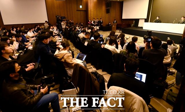 故김새론 유족 측의 "김수현이 성적으로 학대했다"는 녹취록 공개에 대해 김수현 측은 "녹취 AI 조작"이라며 반박했다. 사진은 지난달 31일 故 김새론과 미성년자 시절 교제 의혹에 대한 김수현 측 기자회견 당시. /서예원 기자