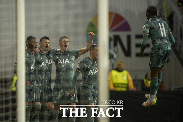 후반 18분 선제골을 기록한 도미닉 솔란키(왼쪽 두 번쨰)와 토트넘 선수들이 골 세리머니를 펼치고 있다./보되=AP.뉴시스