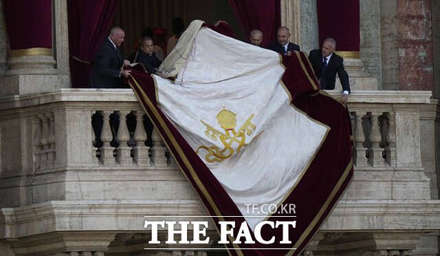 바티칸 성직자들이 성 베드로 대성당 중앙 '강복의 발코니'를 준비하고 있다.