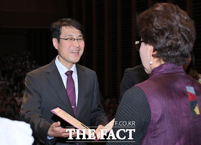 김정기 대구시장 권한대행 행정부시장이 8일 iM뱅크 제2본점에서 열린 '대구시 제53회 어버이날 기념행사'에서 수상자들에게 시상하고 있다. /대구시