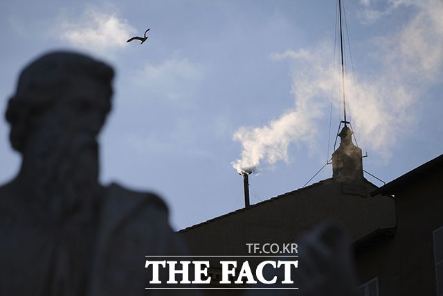 바티칸 시국 시스티나 성당 굴뚝에서 교황 선출을 알리는 흰색 연기가 피어오르고 있다.