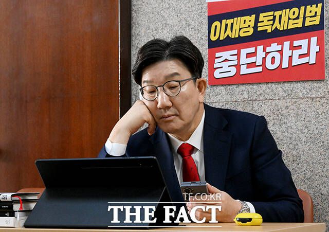 권성동 국민의힘 원내대표가 8일 오전 서울 여의도 국회 원내대표실 앞에서 김문수 당 대선후보와 한덕수 무소속 대선 예비후보 간 단일화를 촉구하는 단식 농성을 이어가고 있다. /배정한 기자