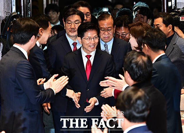 '단일화 후보 선호도' 여론조사 결과에 따라 한덕수 무소속 대선 예비후보로의 후보 교체 가능성도 커졌다. /배정한 기자