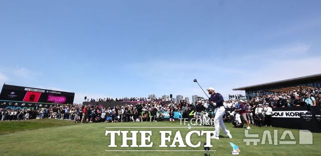 LIV 골프 코리아 1라운드 경기가 열린 2일 인천 연수구 잭니클라우스CC 1번홀에서 갤러리들이 존 람의 티샷을 지켜보고 있다./인천=뉴시스
