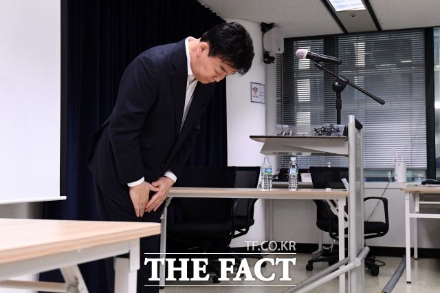 백종원은 지난 6일 사과 입장문을 내고 "방송인이 아닌 기업인으로서 온 힘을 더본코리아의 성장에 집중하겠다"는 각오를 밝혔다. 백종원의 사과는 지난 3월13일 원산지 거짓표기, 3월19일 햄돼지고기 함량문제에 이어 벌써 세번째로, 이번에는 방송활동 중단선언이라는 극약처방까지 강력한 의지를 밝혔다. /더팩트 DB