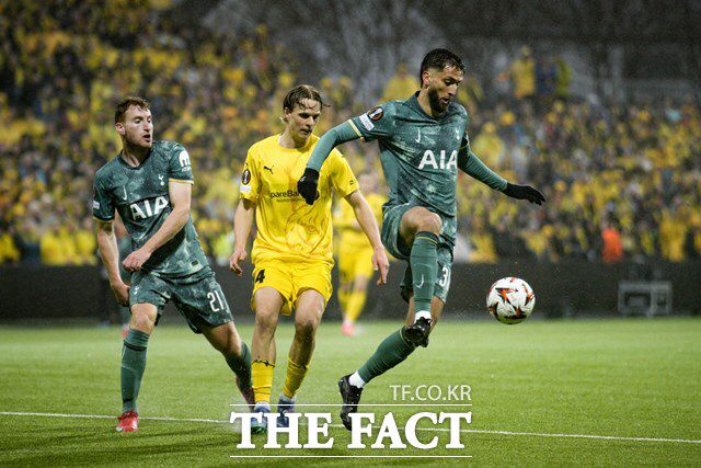 노르웨이 원정 2차전에서 보되/글림트의 공격을 차단하고 있는 토트넘 미드필더 로드리고 벤탄쿠르(맨 오른쪽)/보되(노르웨이)=AP.뉴시스