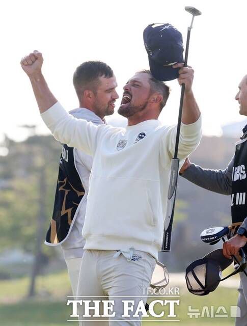 브라이슨 디섐보가 4일 인천 연수구 송도 잭 니클라우스 골프클럽 코리아에서 열린 LIV 골프 코리아 최종 라운드 18번홀에서 챔피언이 결정되자 기뻐하고 있다./인천=뉴시스