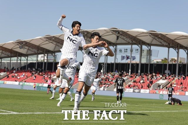 2경기 연속 '극장골'을 터뜨리며 2연승을 거둔 서울이랜드 선수들./K리그