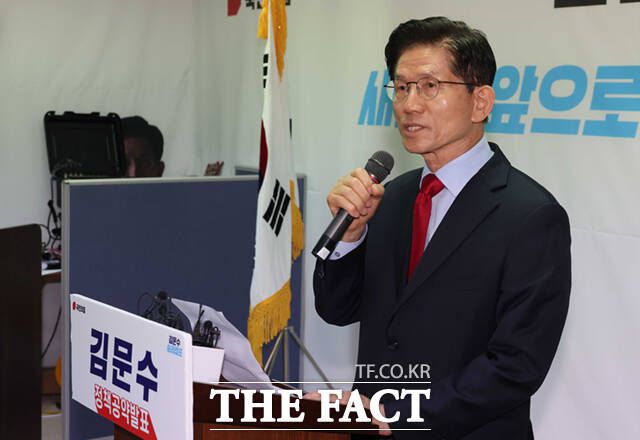 김문수 국민의힘 대선후보가 10일 오전 서울 여의도 캠프 사무실에서 긴급기자회견을 열고 당 지도부가 대선 후보 재선출 절차를 밟는 것에 대한 입장 발표를 하고 있다. /뉴시스