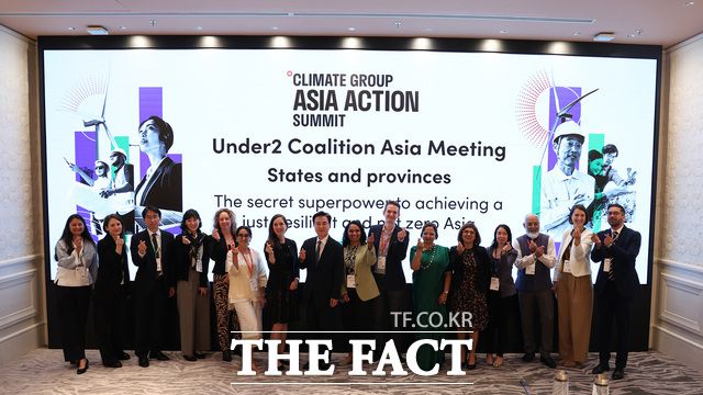 언더2연합 아시아·태평양 지역 의장으로 아시아 기후행동 정상회의 등에 참석해 탄소중립 외교를 펼친 김태흠 충남도지사가 글로벌 기후리더, 아시아 각국 기업·단체 대표 등과 기념 촬영을 하고 있다. /충남도