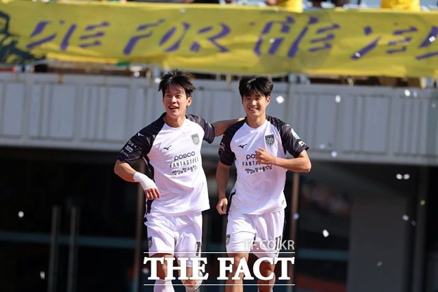 개막 후 10경기에서 5승 4무 1패의 성적을 거두고 홈팬들 앞에 서는 전남 선수들./K리그