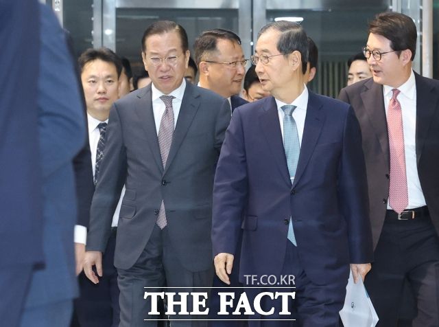 홍준표 전 대구시장은 "한 놈이 계엄으로 자폭하더니 두 놈이 후보 강제 교체로 파이널 자폭을 하는구나"라고 한탄했다. 윤 전 대통령과 국민의힘의 권영세 비상대책위원장·권성동 원내대표를 지칭하는 것으로 보인다. (왼쪽 두 번째부터) 권 위원장과 한 후보. /박헌우 기자